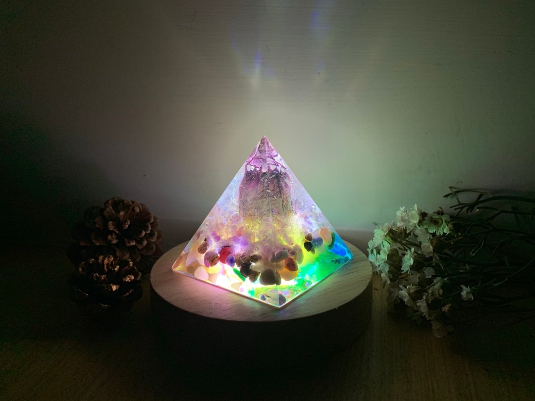 福利出清 天然石干燥花金字塔气氛灯 / 风水开运摆饰 - 摆饰 - 水晶 多色