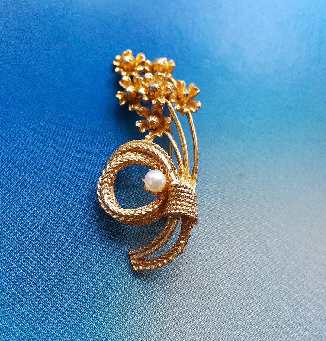 Vintage Jewelry 西洋古董饰品 立体 优雅仿珠小花束 别针 - 徽章/别针 - 其他金属 金色