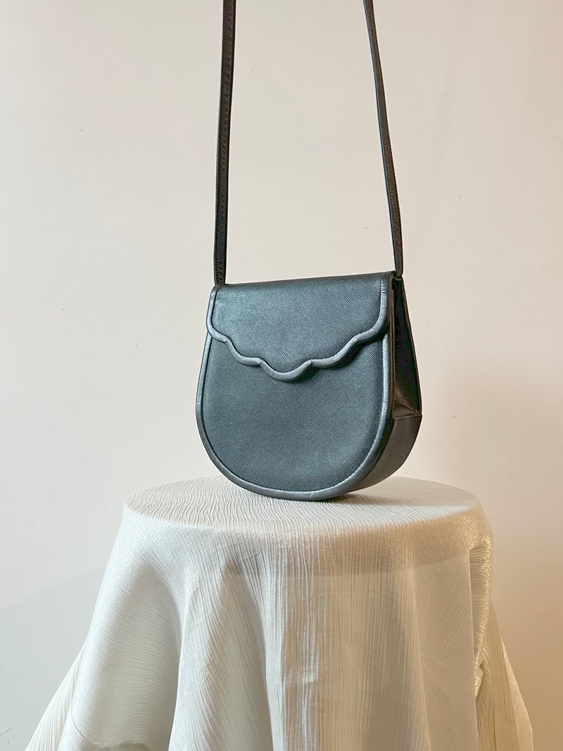 YSL SAINT LAURENT 稀有牛皮压纹花边翻盖中古古董包 日本vintage - 侧背包/斜挎包 - 真皮 黑色