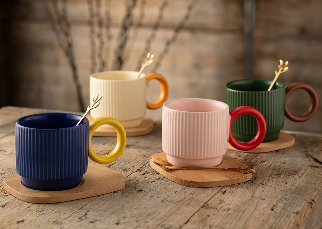 爱尔兰 Belleek Living  北欧风马克杯 + 金叶小茶匙 4 入组 限 2 组 - 咖啡杯/马克杯 - 瓷 红色