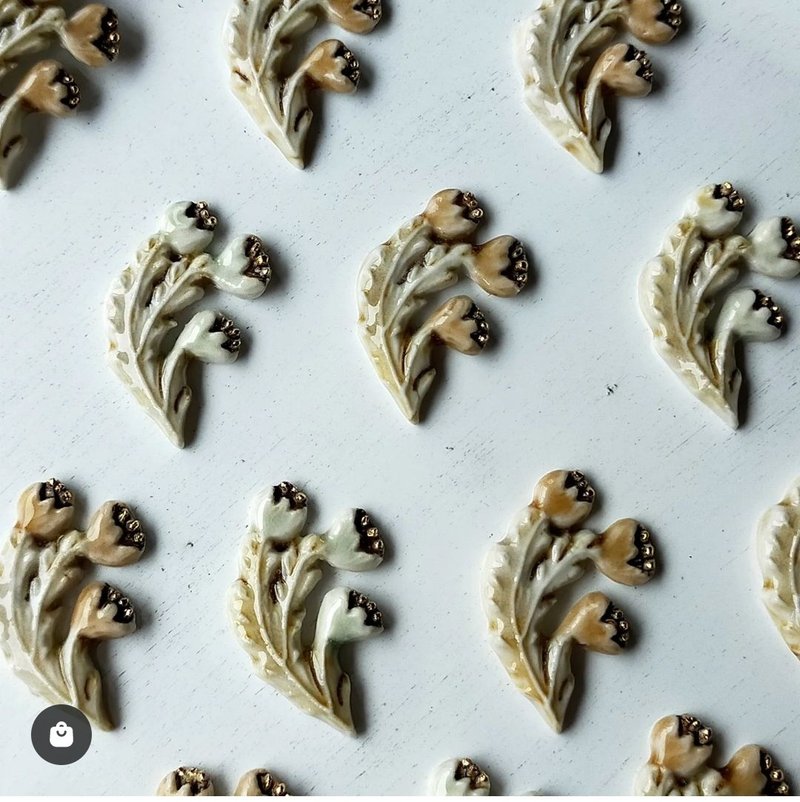 铃兰盛开 浅蓝色 - 胸针 - 陶 白色