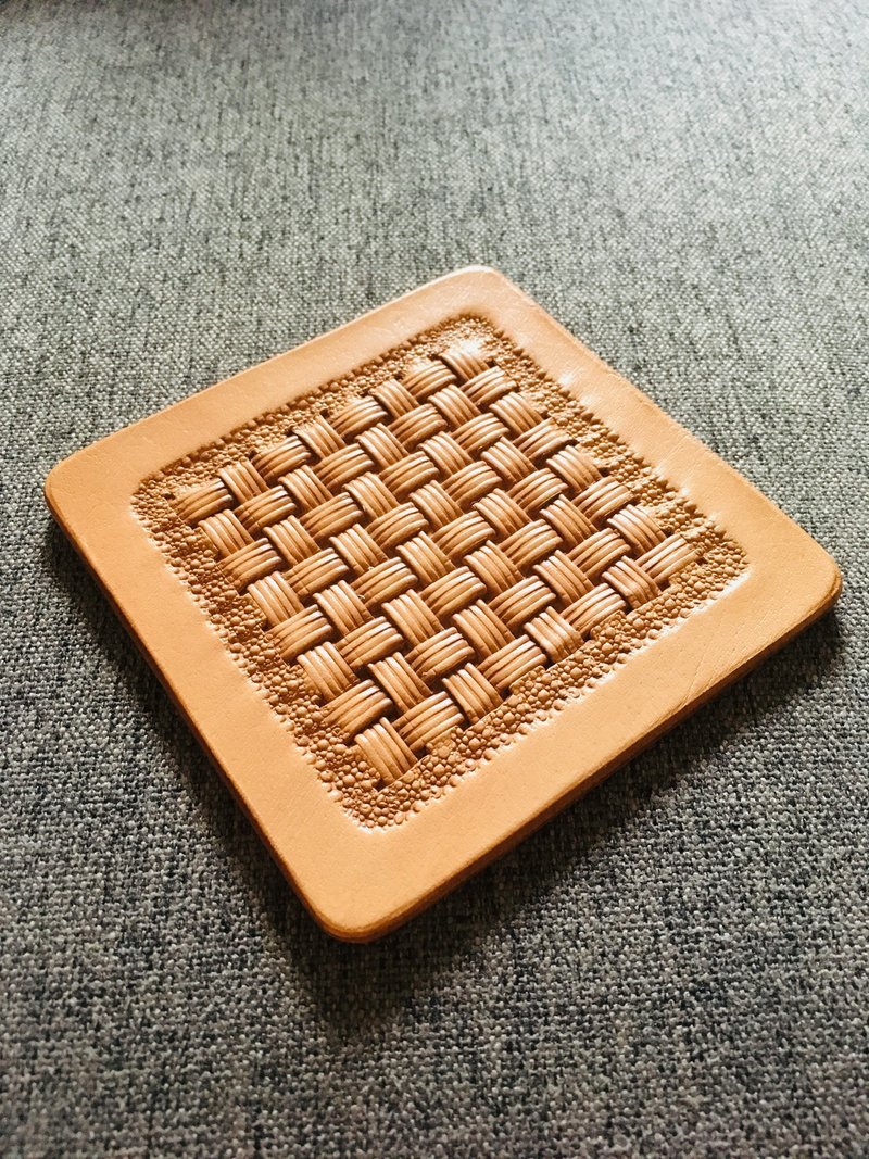 【免费定制压印字母】【生日礼物】真牛皮四方形皮雕杯垫-Pikelet - 杯垫 - 真皮 卡其色