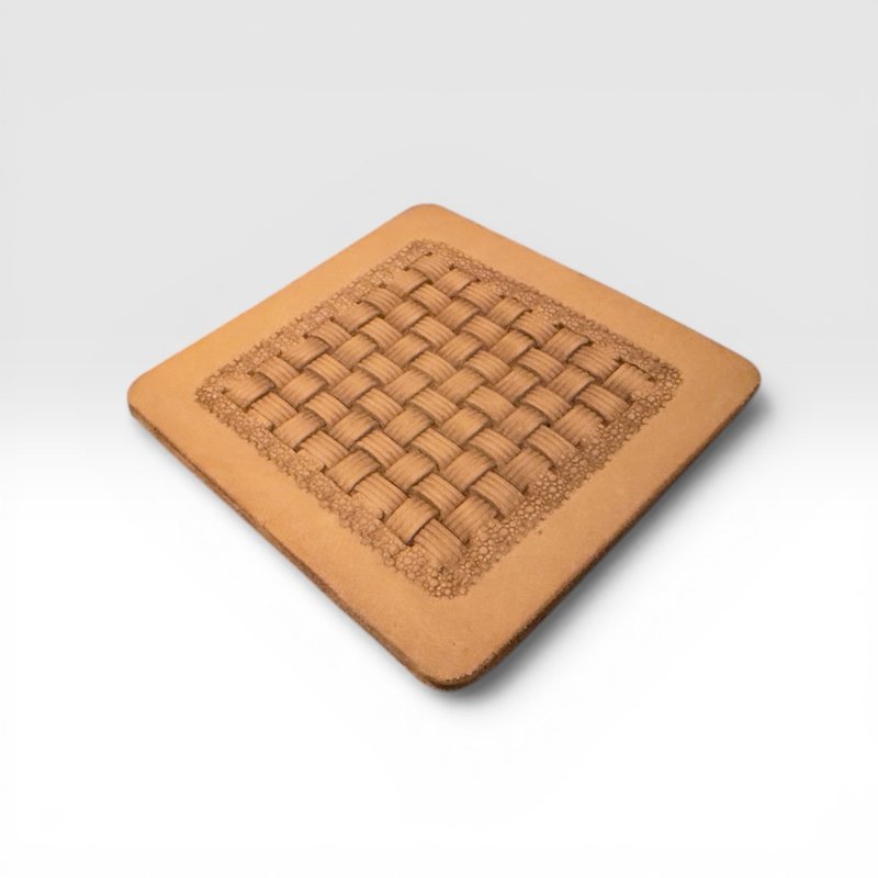 【免费定制压印字母】【生日礼物】真牛皮四方形皮雕杯垫-Pikelet - 杯垫 - 真皮 卡其色