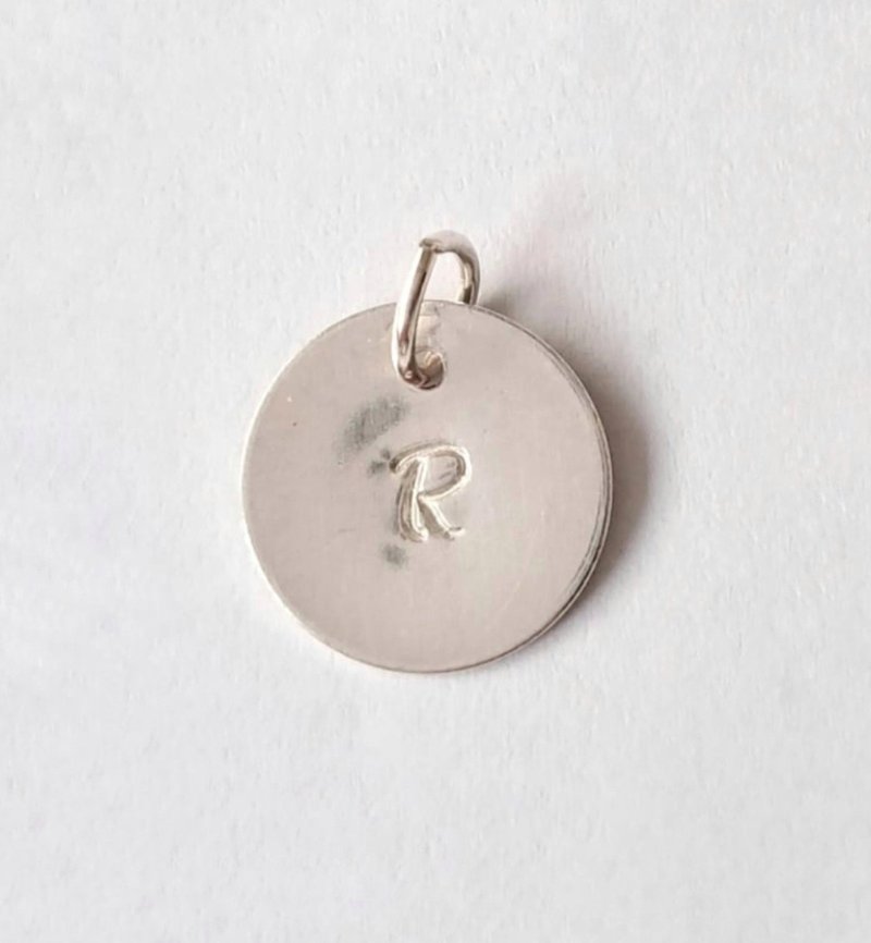 用于装扮项链的初始板饰（925银） - 吊饰 - 其他金属 银色