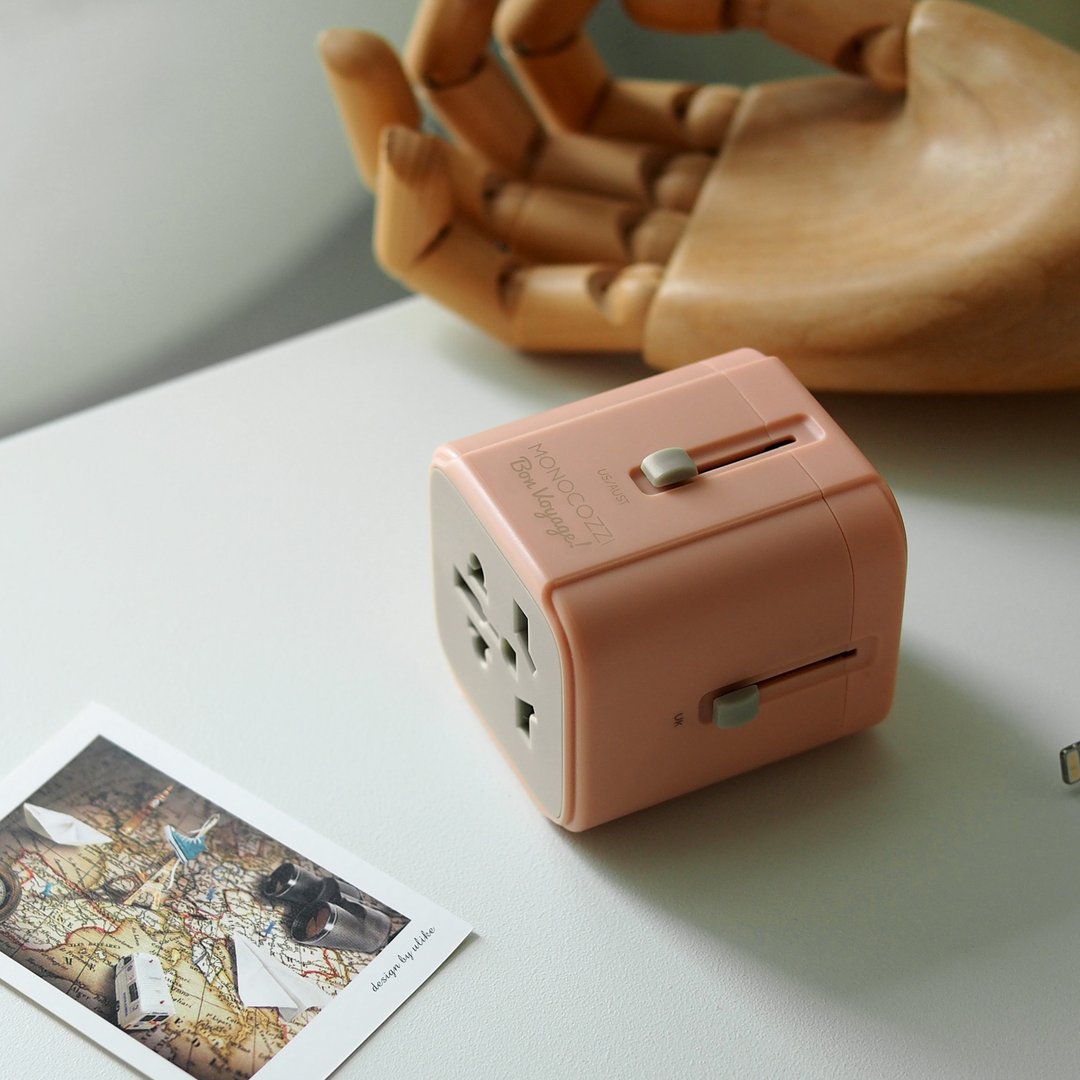 Bon Voyage | 全球通用旅行转换器内置4.5A 双USB &amp; USB-C-珊瑚色 - 数码小物 - 树脂 粉红色