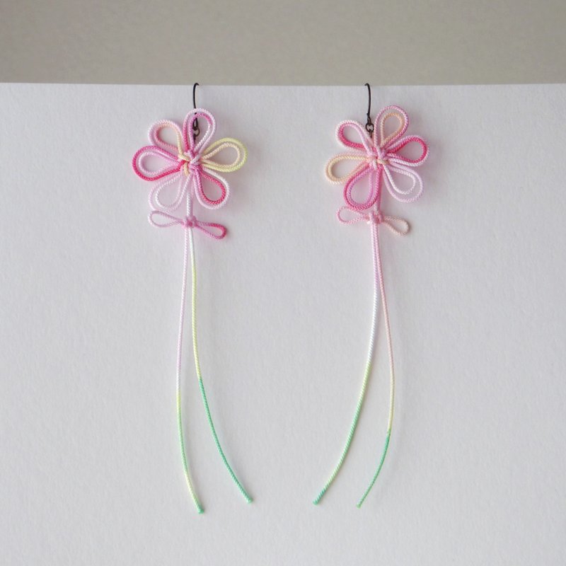 耳环 花与树・纺【轻巧】采用手染线材。适合浴衣、和服，亦可搭配日常穿着。 - 耳环/耳夹 - 其他金属 粉红色