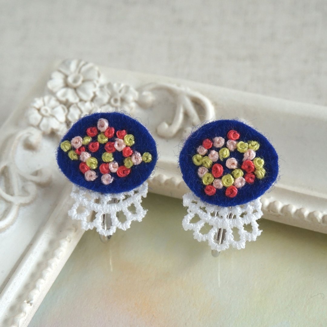 Hand embroidery earring"Navy oval 1" - 耳环/耳夹 - 绣线 蓝色