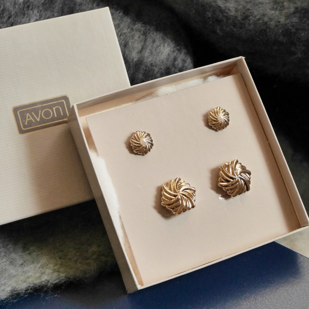 金银宝贝 AVON 1985年 金色钮扣套针式耳环 原装盒 W962 - 耳环/耳夹 - 其他金属 金色