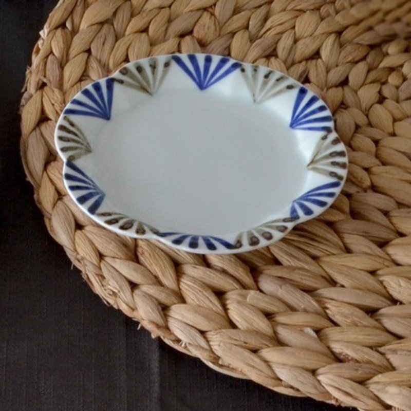 有田烧 皓洋窑 三角十草轮花皿 S号 日式手作磁盘 - 浅碟/小碟子 - 陶 蓝色