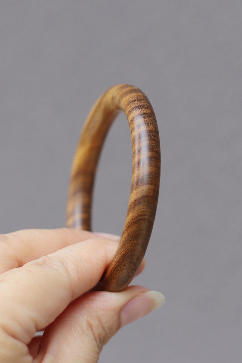 壹染指手作木艺 | 绿檀 木手镯 | 一物一图 | 内直径5.45cm - 手链/手环 - 木头 绿色