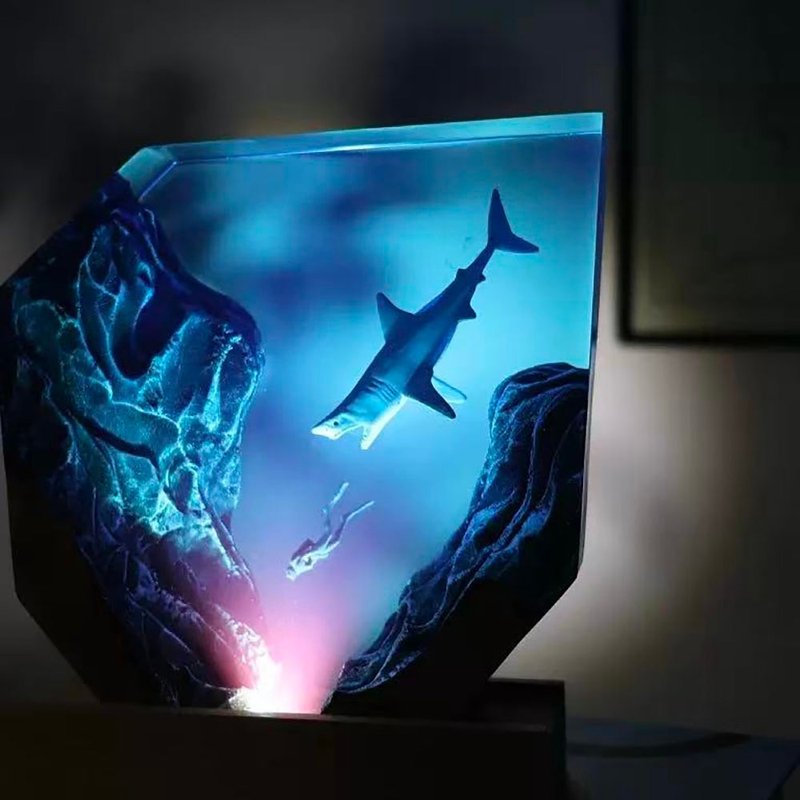 溶洞鲨鱼潜水员桌面摆件 海洋艺术工艺品 氛围灯创意礼物 - 灯具/灯饰 - 树脂 蓝色