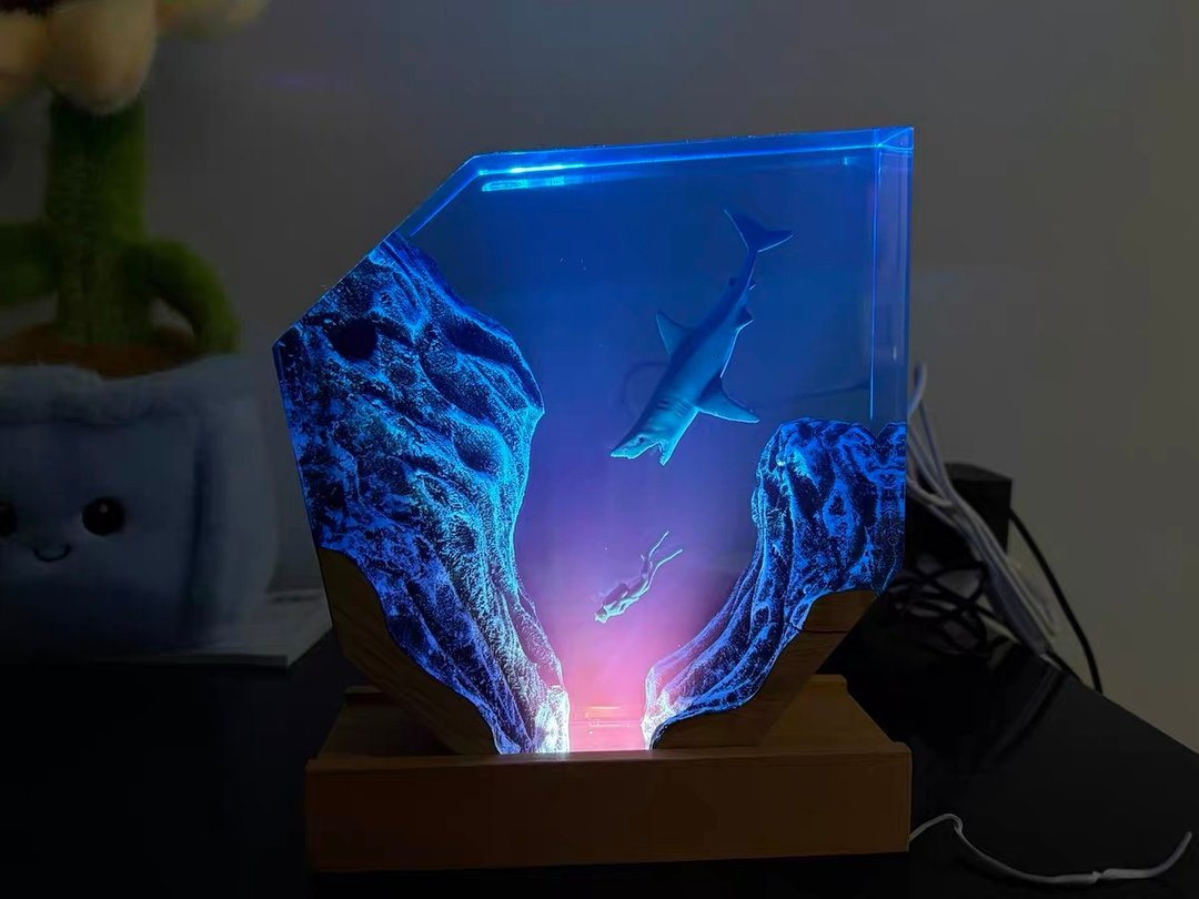 溶洞鲨鱼潜水员桌面摆件 海洋艺术工艺品 氛围灯创意礼物 - 灯具/灯饰 - 树脂 蓝色