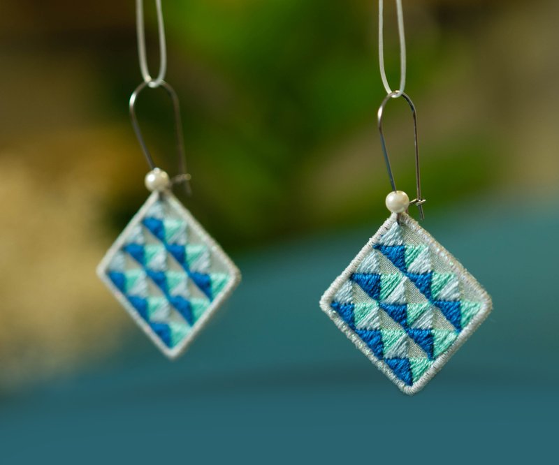 9点以后 | 纯手工刺绣耳环 | 蓝色蚀刻耳环 - 耳环/耳夹 - 绣线 蓝色