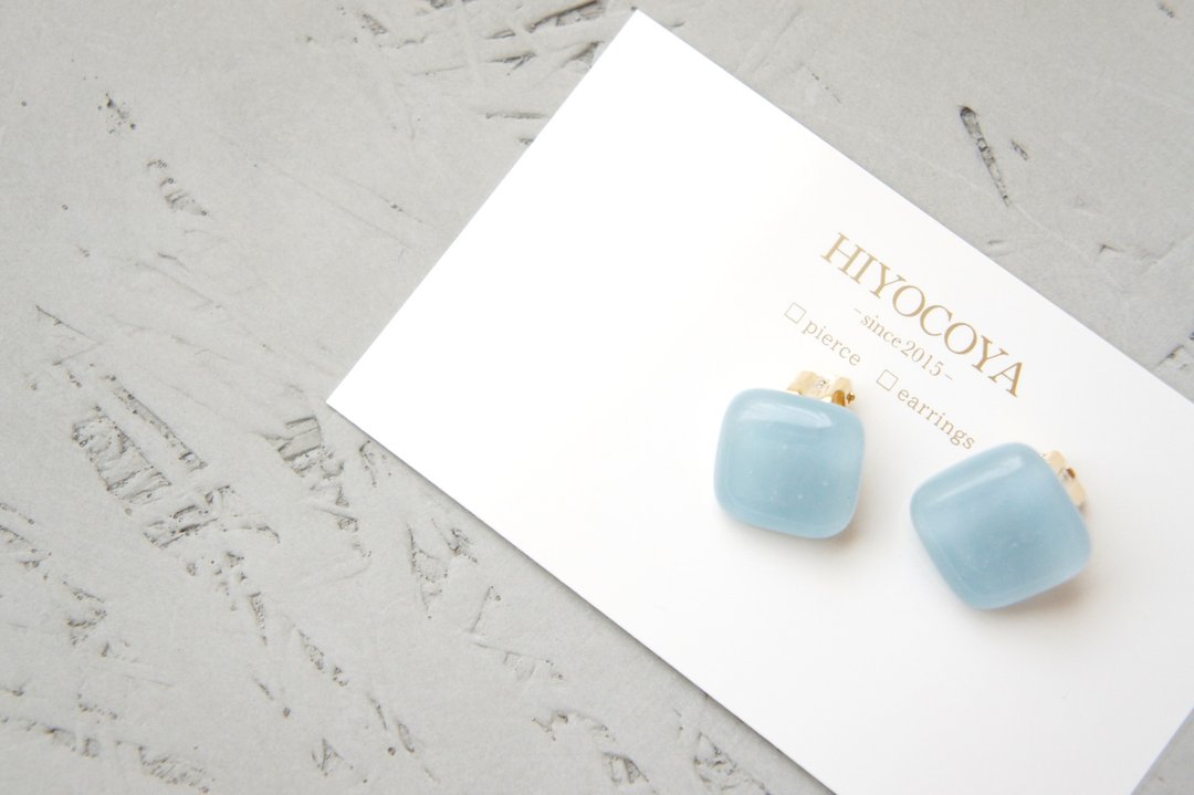 square glass earrings/ Clip-On powder blue - 耳环/耳夹 - 玻璃 蓝色