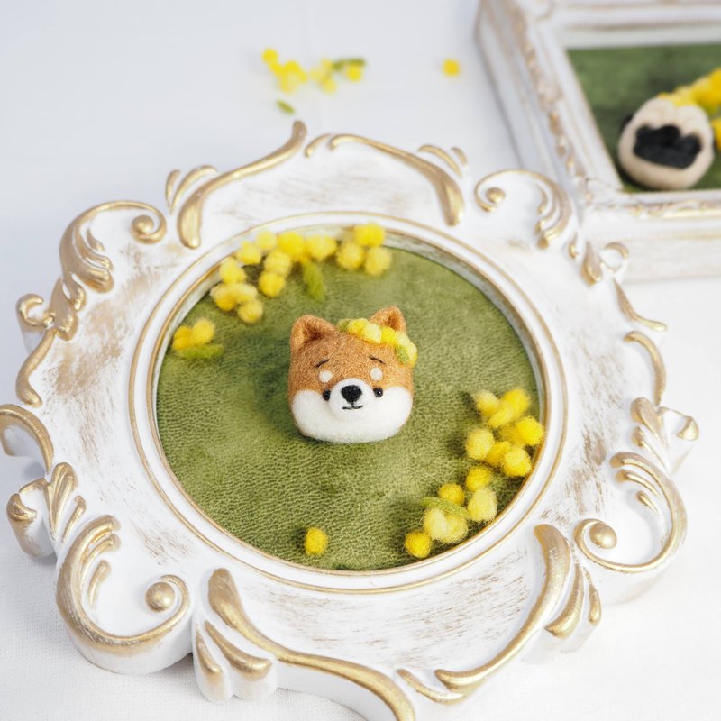 【春季限定】含羞草花冠与眉毛柴犬羊毛毡胸针 (红柴/黑柴/白柴) - 胸针 - 其他人造纤维 黄色