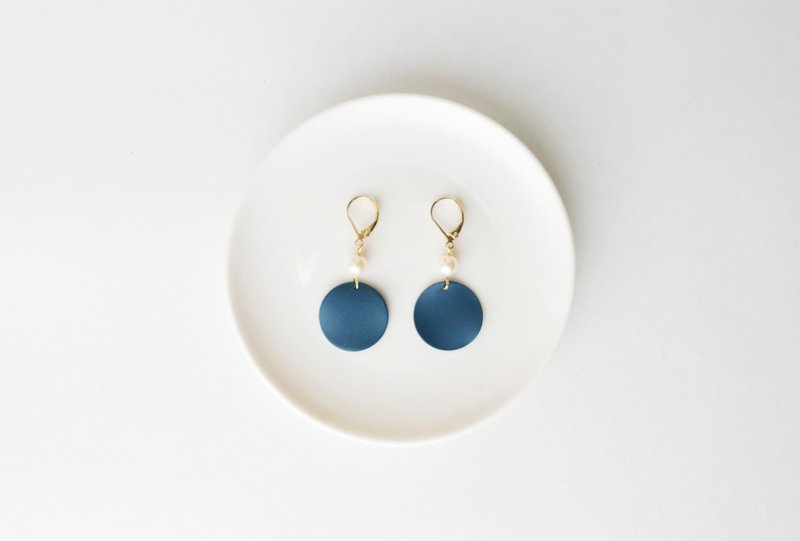CircleDot 湛蓝珍珠洋芋片 耳环耳饰耳夹耳环 - 耳环/耳夹 - 其他金属 蓝色