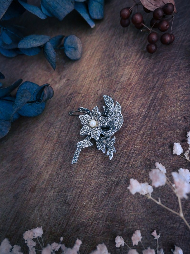 Hollywood 纯银珍珠白铁矿 夹竹桃胸针—英国古董首饰 Vintage - 胸针 - 纯银 银色
