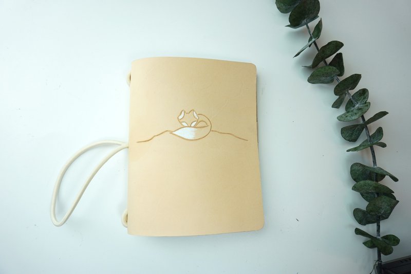 小狐狸系列 真皮手刻护照夹-睡着了 - 护照夹/护照套 - 真皮 卡其色