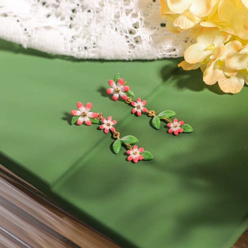 yuniqueBACKYARD樱花珐琅蜜桃红垂坠式耳环 - 耳环/耳夹 - 珐琅 