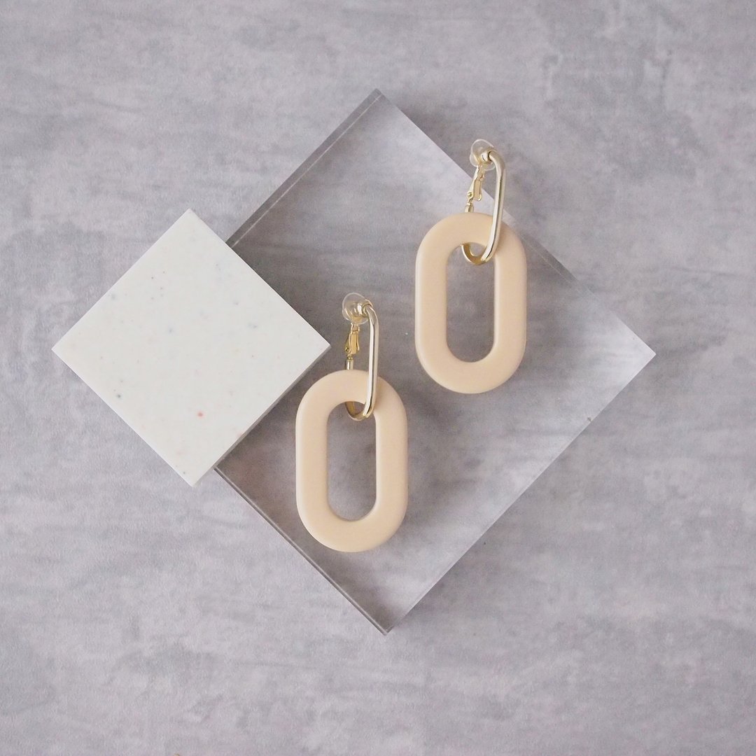 milk earrings - 耳环/耳夹 - 压克力 卡其色