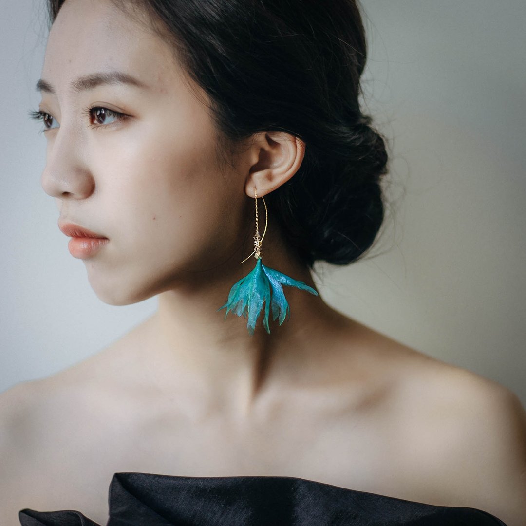 Cassandra 蓝绿闪色光泽纱花垂坠细针耳环 - 耳环/耳夹 - 其他材质 多色