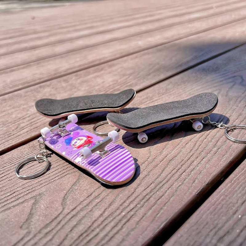 【幸运紫娃】幸手捻来 手指滑板吊饰 (三款) 圣诞交换礼物 - 吊饰 - 其他材质 多色