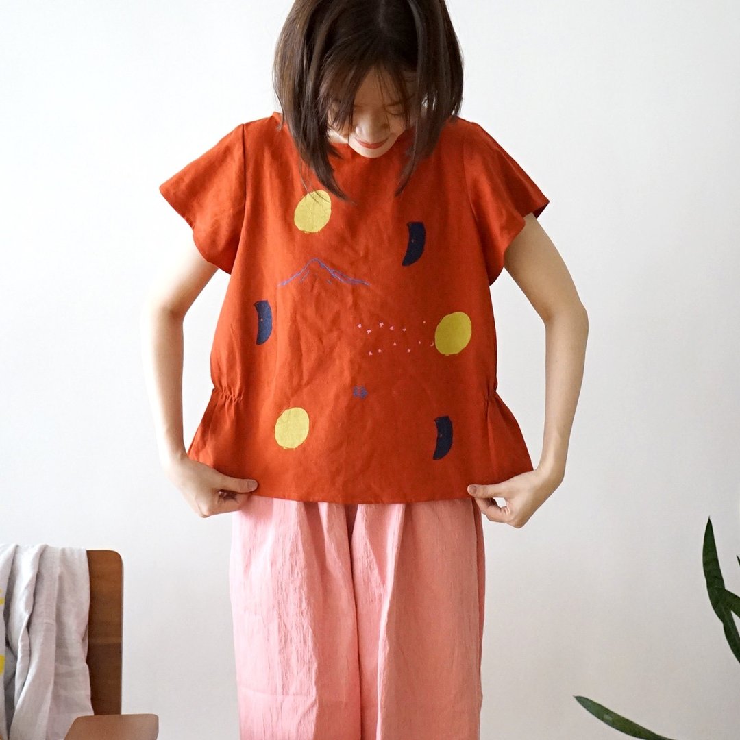 手作印花橘红色星、月、山腰间抽皱舒服棉麻上衣 - 女装上衣 - 棉 红色