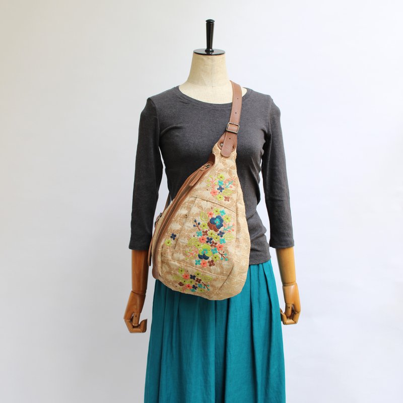 Pansy embroidery / shoulder bag - 后背包/双肩包 - 聚酯纤维 卡其色