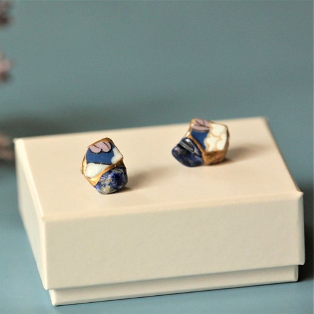 Arita porcelain porcelain piece x Kintsugi pierced Clip-On (blue porcelain piece, lapis lazuli) - 耳环/耳夹 - 陶 