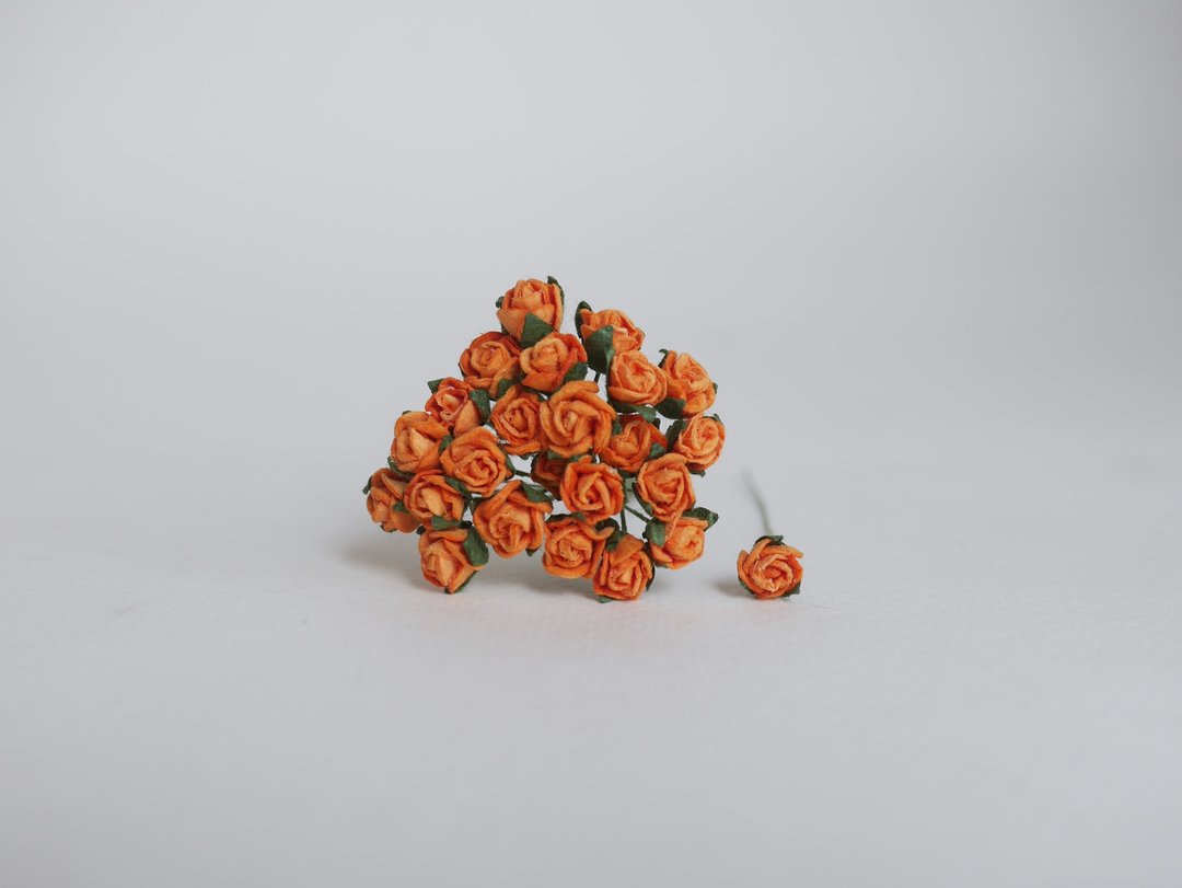 纸花，50 片，尺寸 0.8x0.8 厘米。含苞待放的玫瑰花，橙色。 - 其他 - 纸 橘色