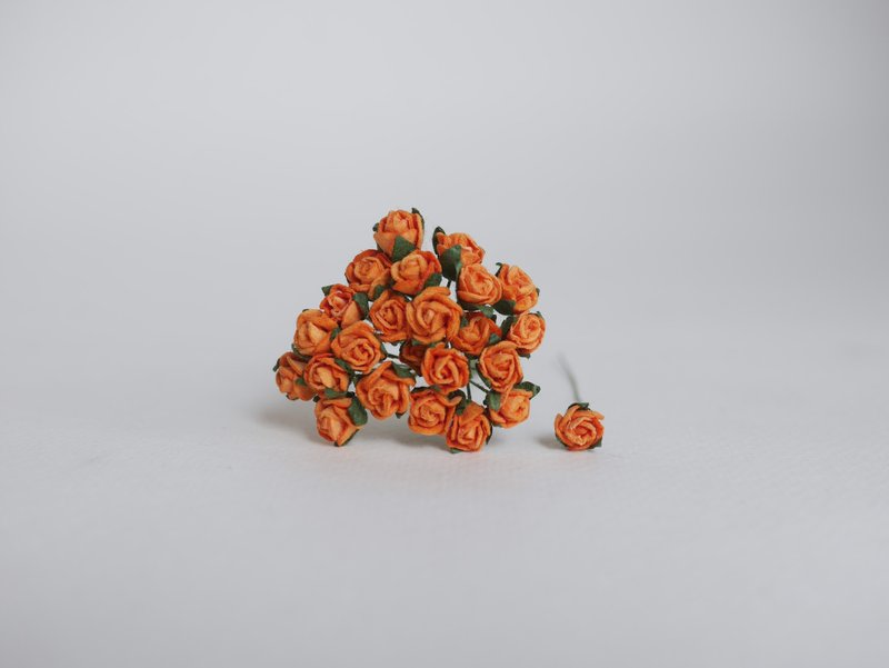 纸花，50 片，尺寸 0.8x0.8 厘米。含苞待放的玫瑰花，橙色。 - 其他 - 纸 橘色