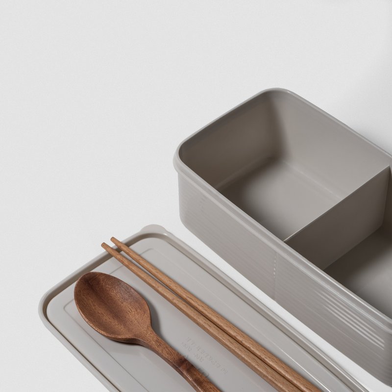 多件优惠-日式双格雾面压纹保鲜盒 便当盒 可微波 台湾制 大款1入 - 便当盒/饭盒 - 塑料 卡其色