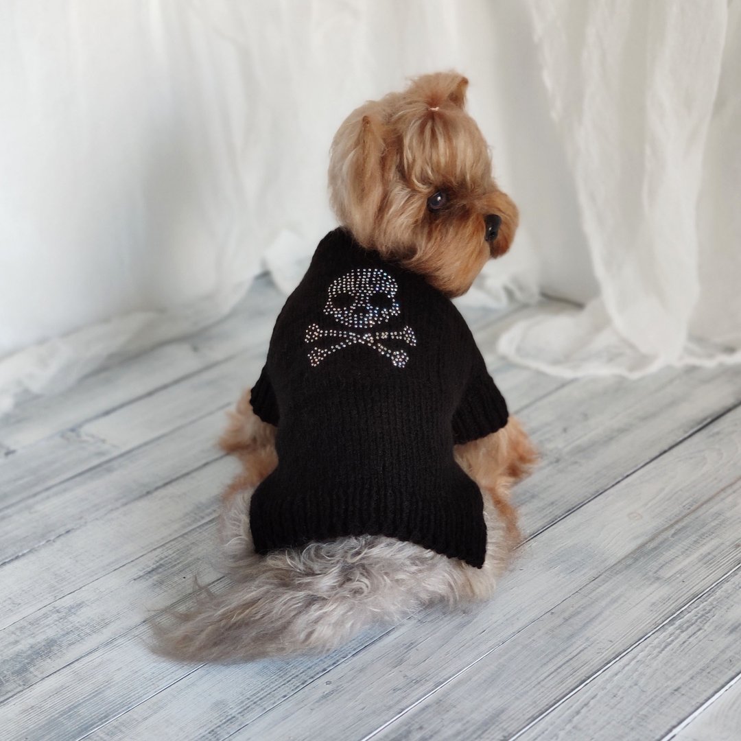 Handmade dog sweater with rhinestones skull and crossbones - 衣/帽 - 羊毛 黑色