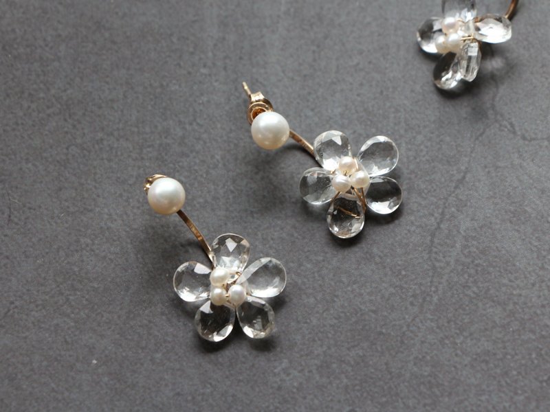 14kgf-pearl stud and white topaz flower pierced earrings - 耳环/耳夹 - 贵金属 透明