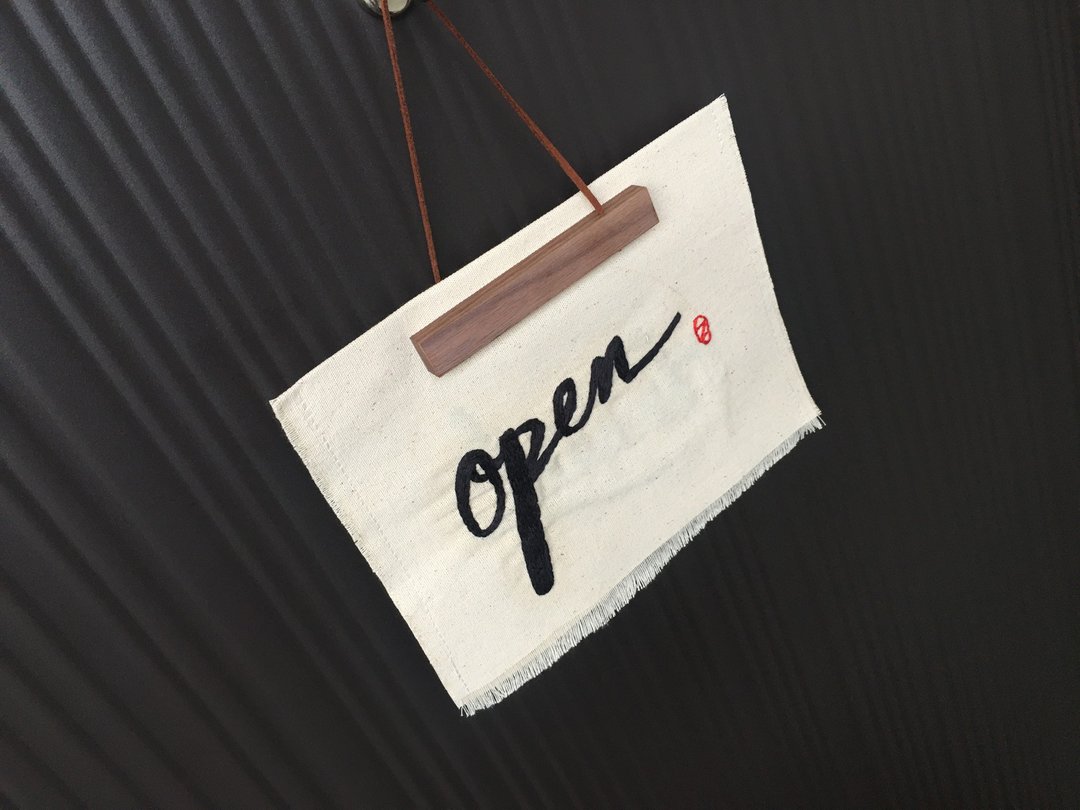正反双面吊牌 open closed 店家吊牌  手工刺绣 - 海报/装饰画/版画 - 棉 多色
