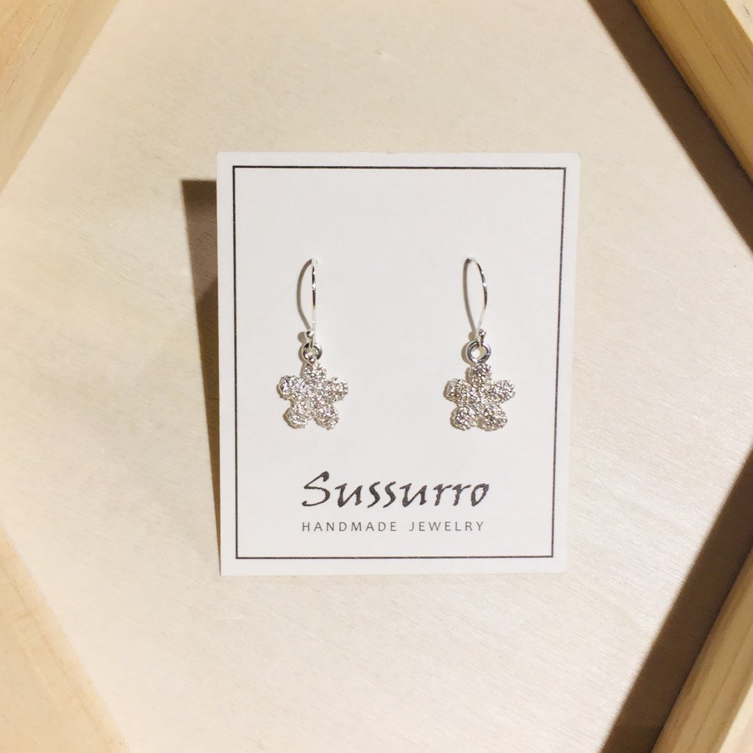 Sussurro手.饰  小花 纯银耳环 - 耳勾式/编织蕾丝 - 耳环/耳夹 - 其他金属 银色