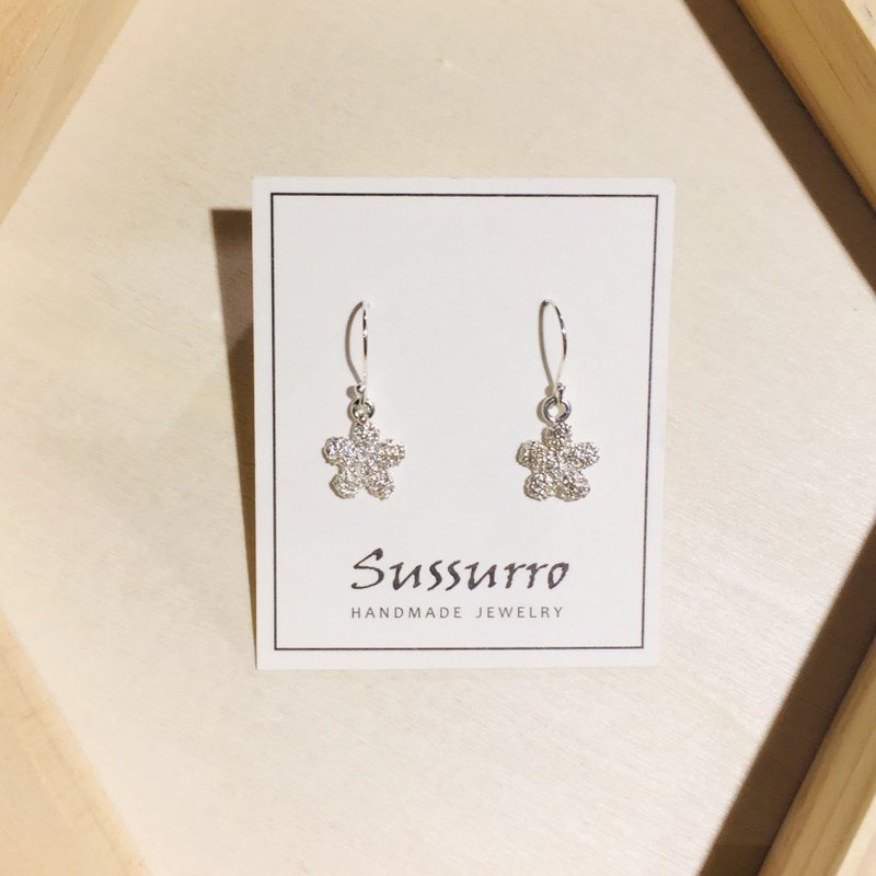 Sussurro手.饰  小花 纯银耳环 - 耳勾式/编织蕾丝 - 耳环/耳夹 - 其他金属 银色