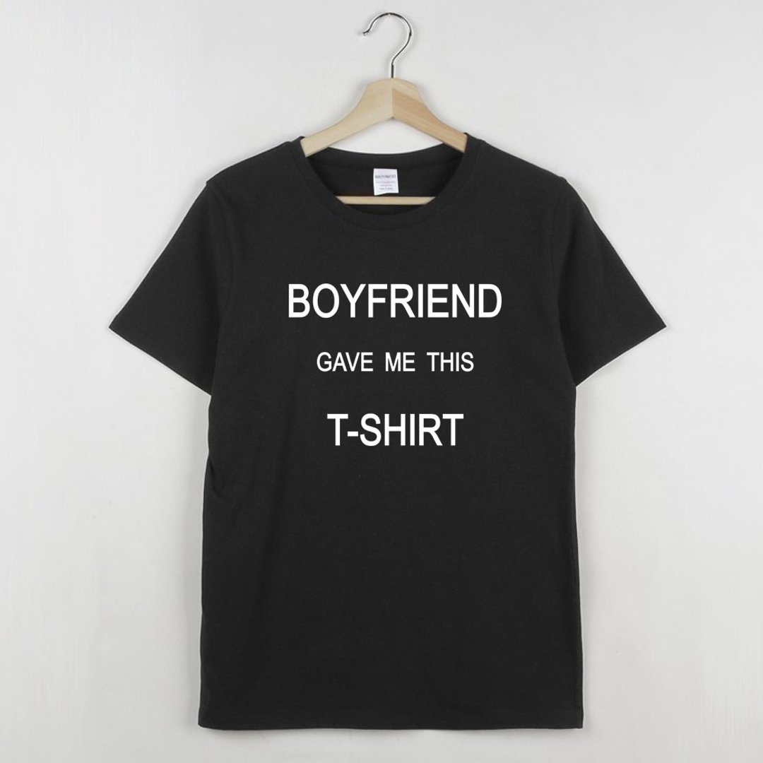 BOYFRIEND GAVE ME THIS T-SHIRT 短袖T恤 黑色 男友送我情侣礼物 - 女装 T 恤 - 棉 黑色