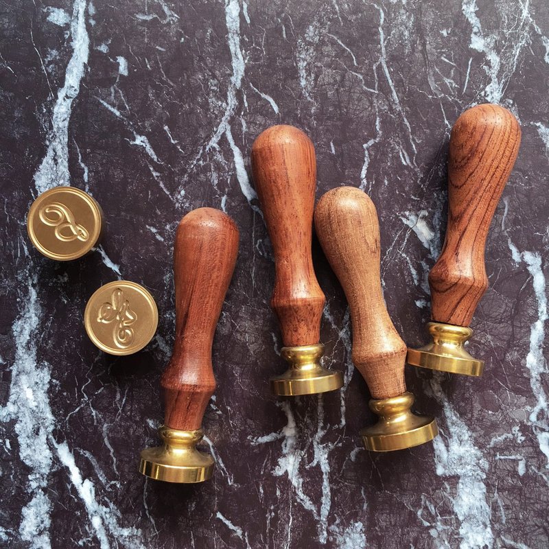 《Wannabe Goody Bag - 干燥花＋封蜡火漆印章 限量款礼盒》兔尾草迷你花束 文青气质款 婚礼礼物 - 印章/印台 - 木头 金色