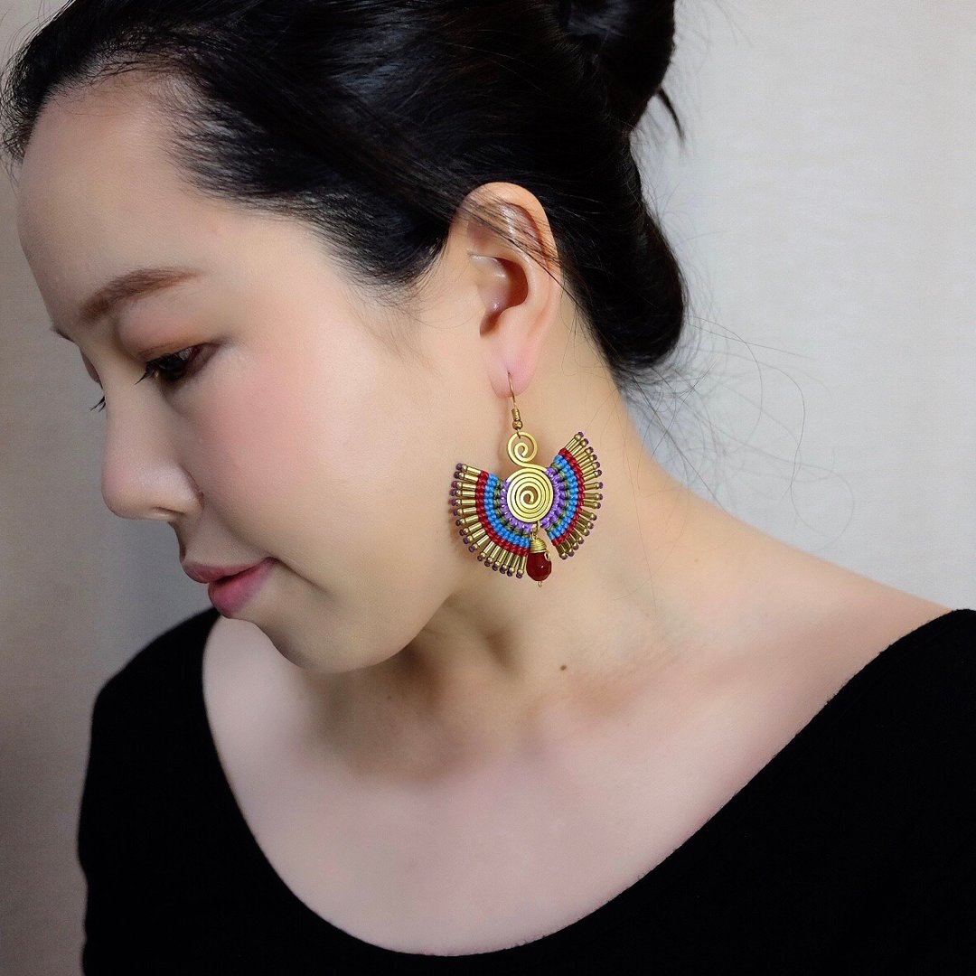 Brass dangling earrings with tribal design.  Macrame and hanging agate stone - 耳环/耳夹 - 铜/黄铜 红色