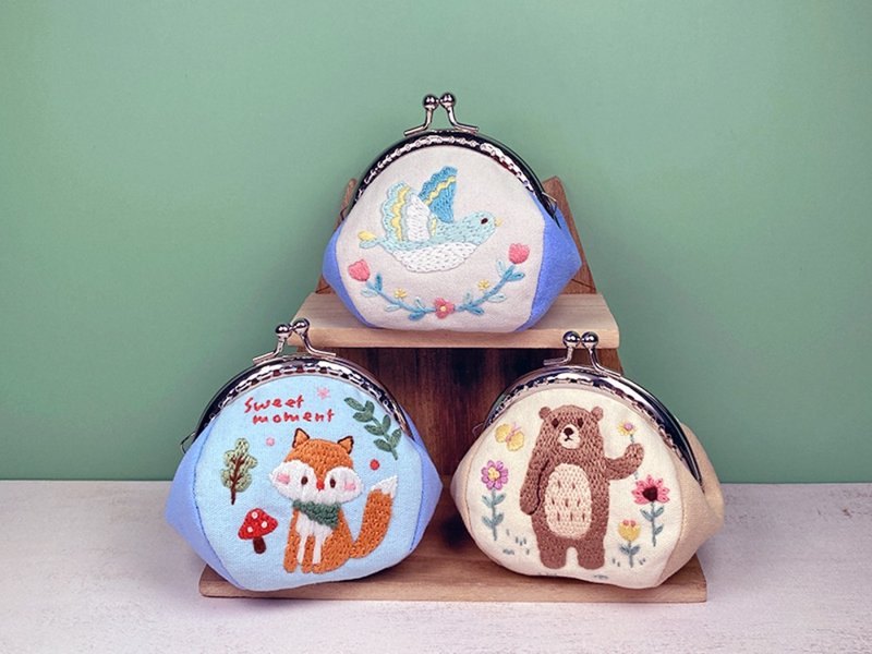 【影片教学】可爱动物刺绣口金包 - 森林的泰迪、幸福青鸟、小狐狸 - 编织/刺绣/羊毛毡/裁缝 - 棉．麻 