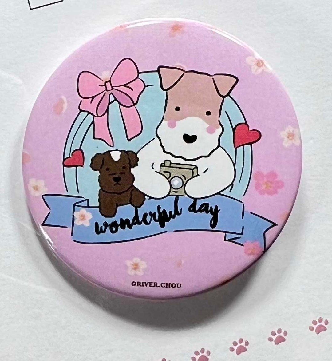 Wirefoxterrier 刚毛猎狐梗磁铁胸章44mm Wonderful Day 粉 - 徽章/别针 - 其他金属 粉红色