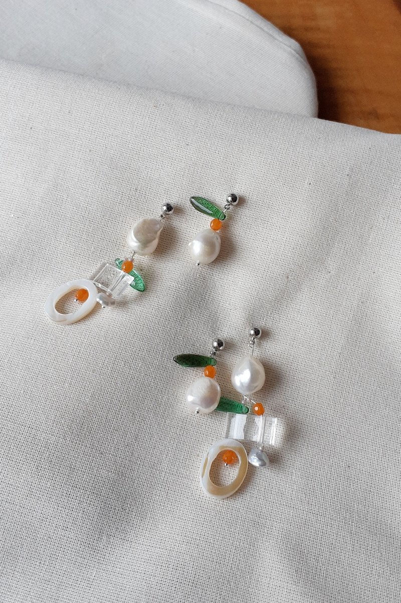 Swinging Pearl Orange 搖曳珍珠橙型耳环 - 耳环/耳夹 - 珍珠 白色