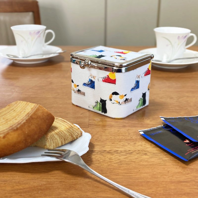 猫咪与鞋子偶尔还有虎皮鹦鹉 口金收纳盒 - 收纳用品 - 棉．麻 白色