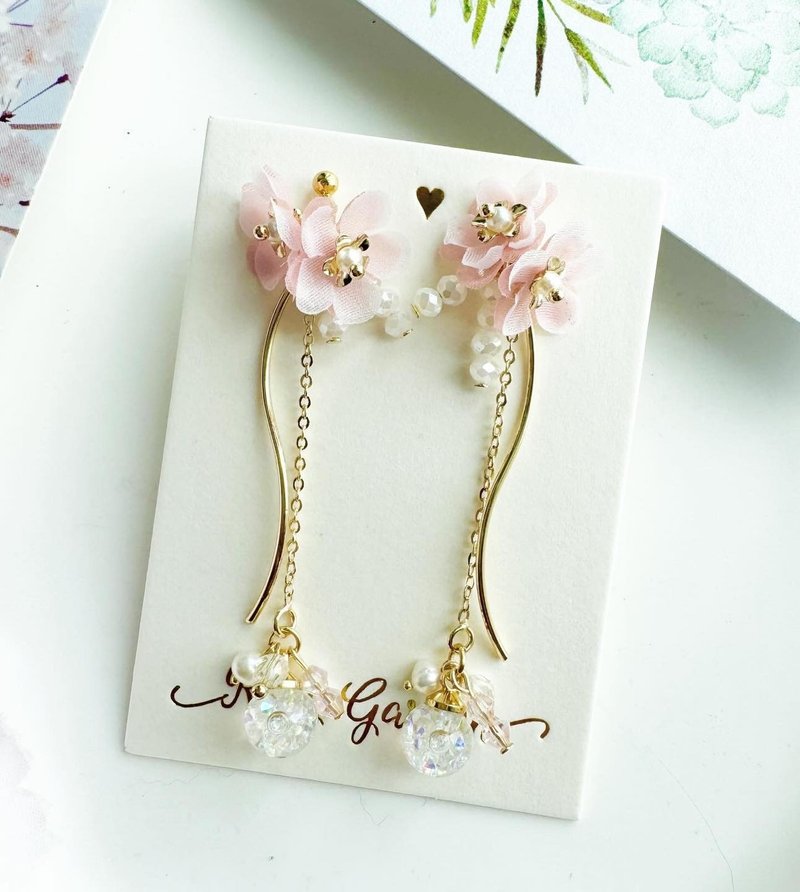 Rosy Garden 雪纺重瓣樱花水晶球耳环 优雅长款 - 耳环/耳夹 - 玻璃 粉红色