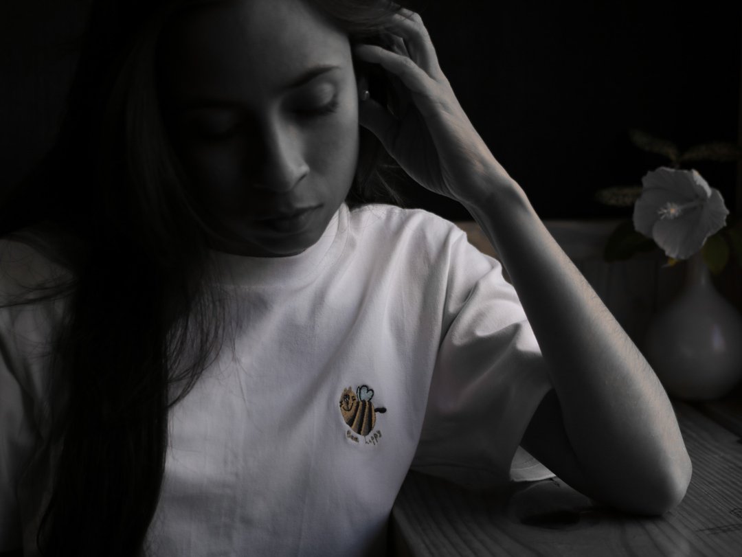 Bee happy /  上衣  刺绣 T-SHIRT  (中性版) - 女装 T 恤 - 棉．麻 白色
