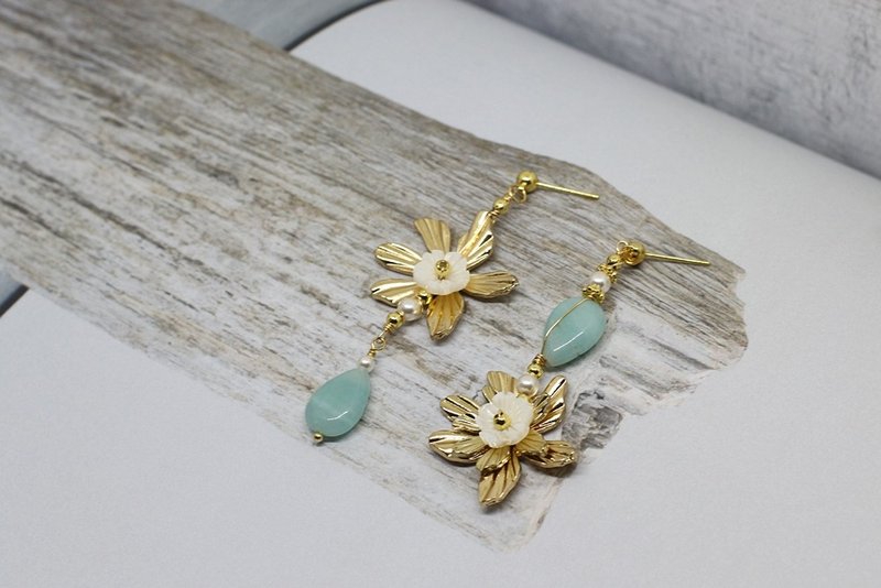 【植物。不对称】天河石x贝壳雕花x金色六办花朵 - 耳环/耳夹 - 贝壳 金色