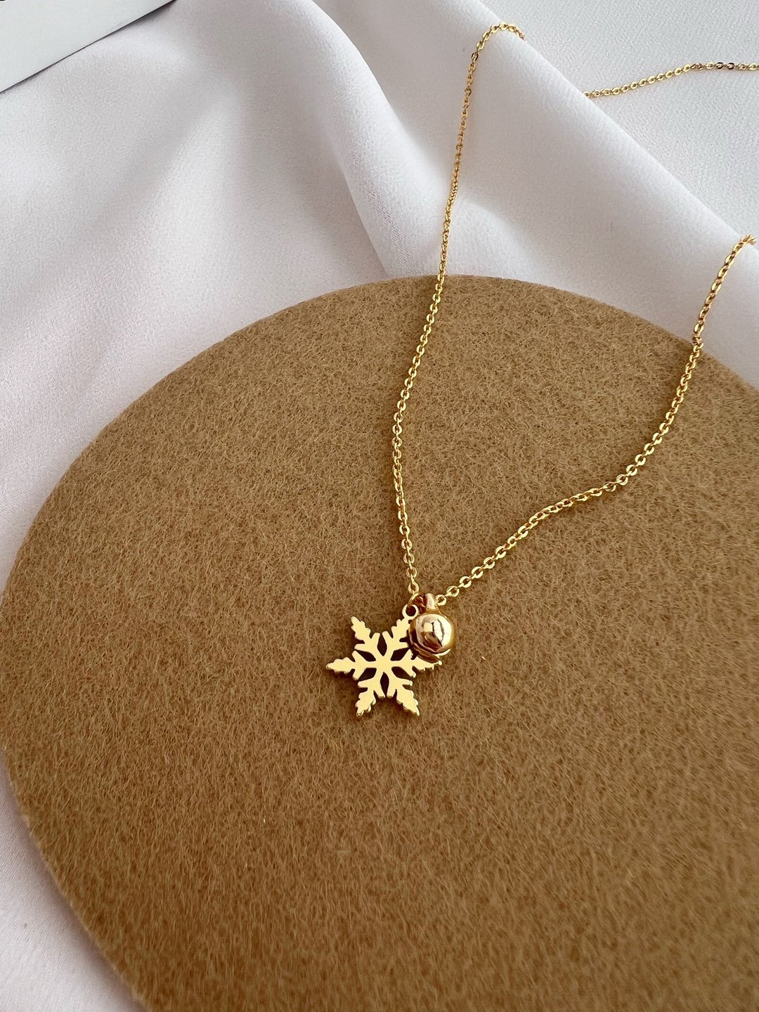 【精致饰品】雪花铃铛金项链 18KGF－All I Want #冬天 可爱 - 项链 - 其他金属 金色