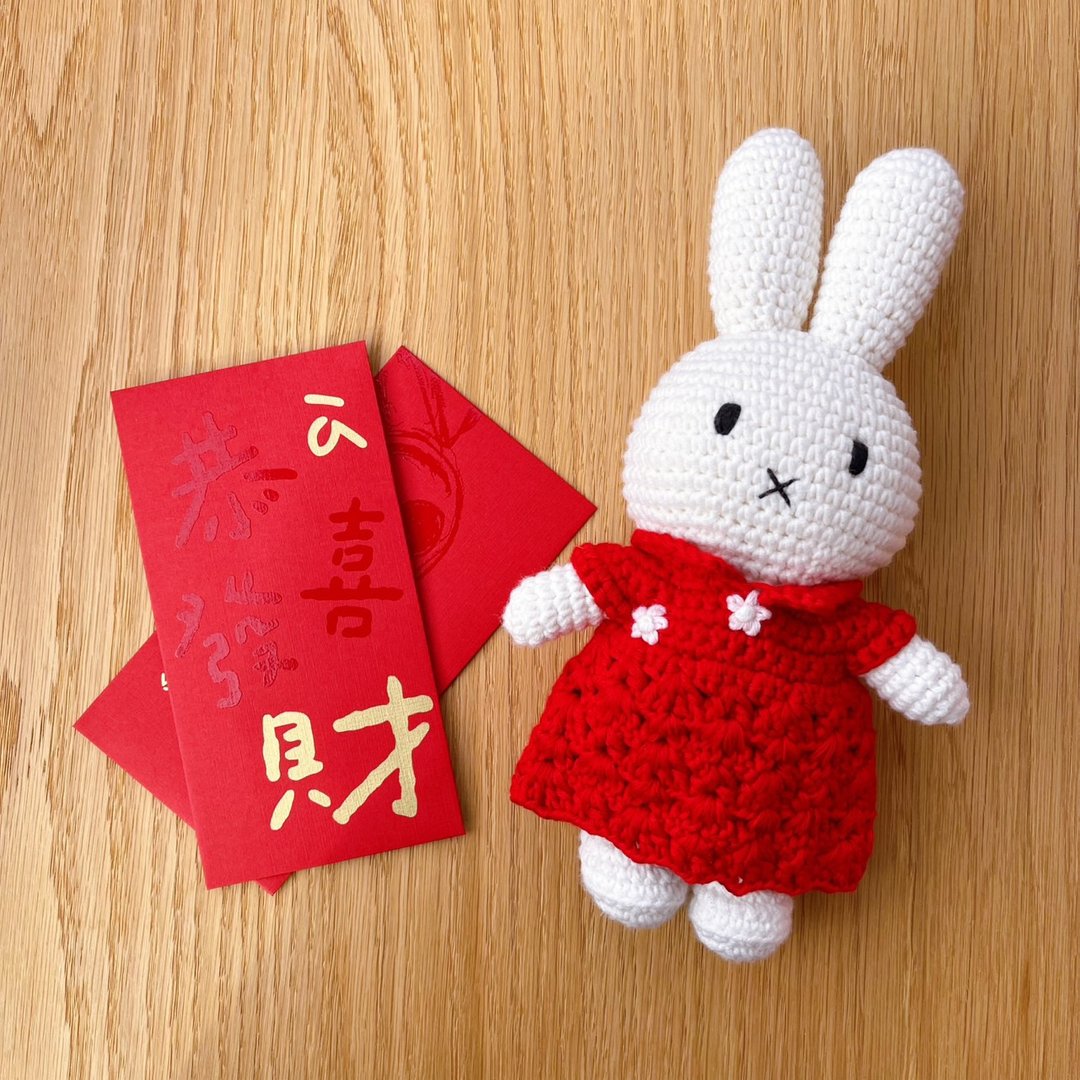 荷兰 Just Dutch | Miffy 米飞兔 编织娃娃和她的红色旗袍 - 玩偶/公仔 - 棉 红色