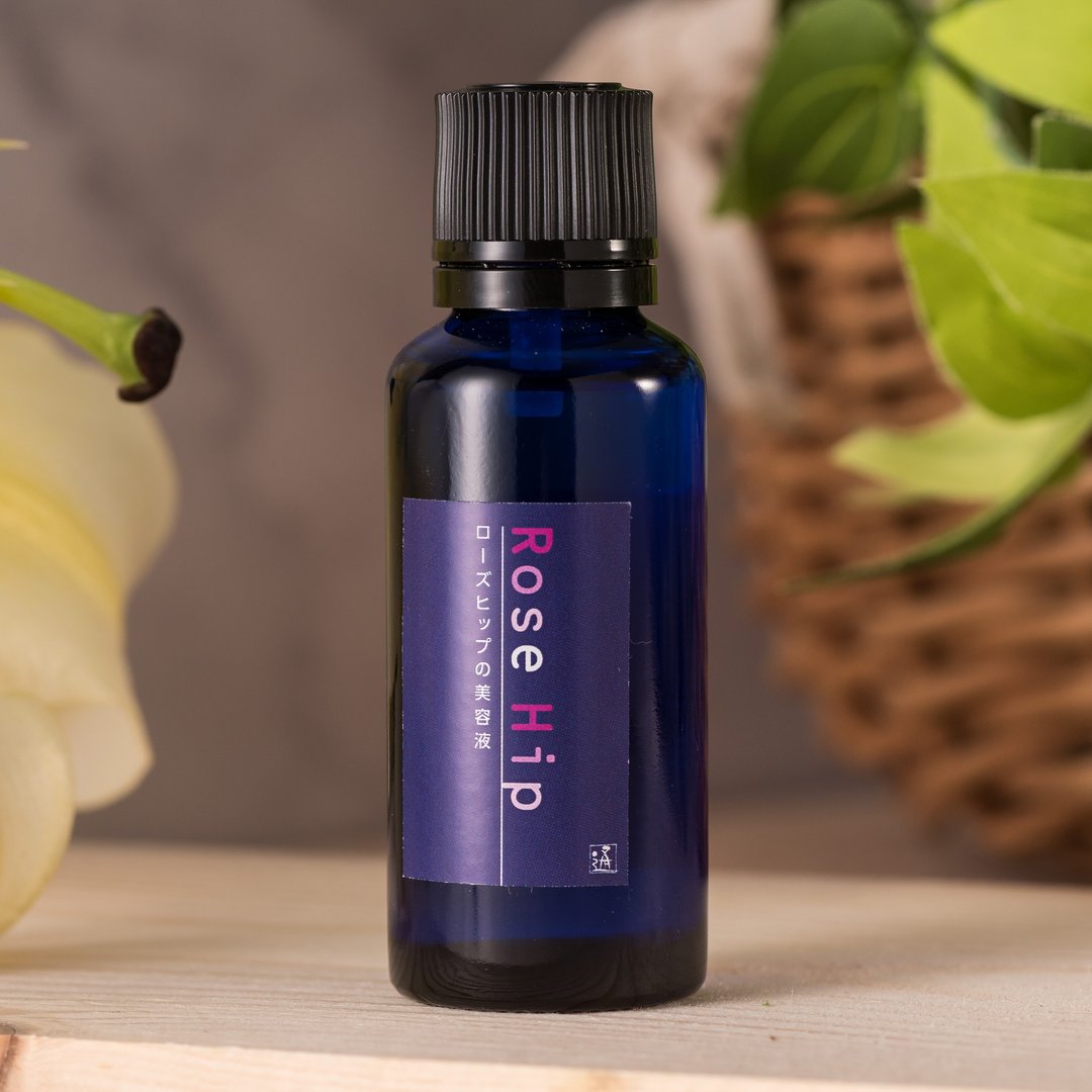 玫瑰果精华液 30ml 完全不含合成添加物及酒精, 100%白桦树液之美容液。 搭配以人蔘根萃取出的植物胶原, 创造完美的肌肤。 - 精华液/安瓶 - 植物．花 蓝色